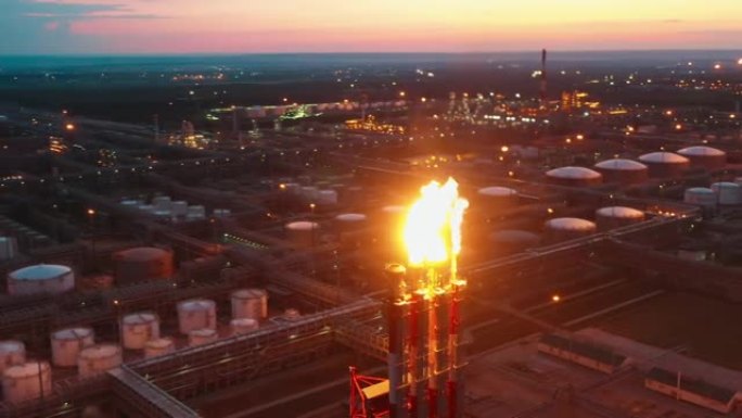 带管道放火的炼油厂的日落景色