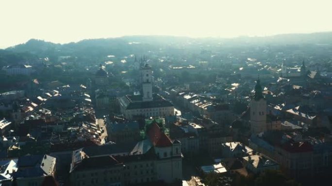 美丽的空中风景，古老的市政厅塔楼建筑，在夏季乌克兰利沃夫历史中心的屋顶日出。