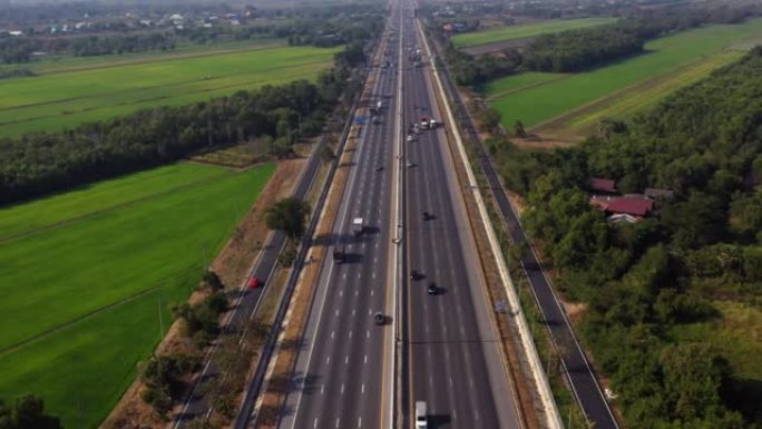 高峰时段的鸟瞰图，包括汽车和卡车的公路运输。无人机: 空中公路旅行概念。