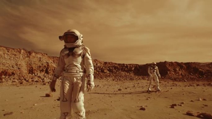在同事附近的火星上行走的女宇航员