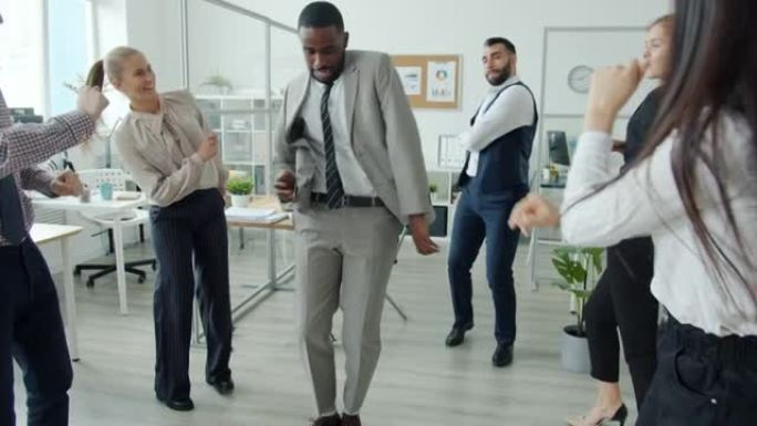 非洲裔美国员工在公司聚会上与同事跳舞的慢动作