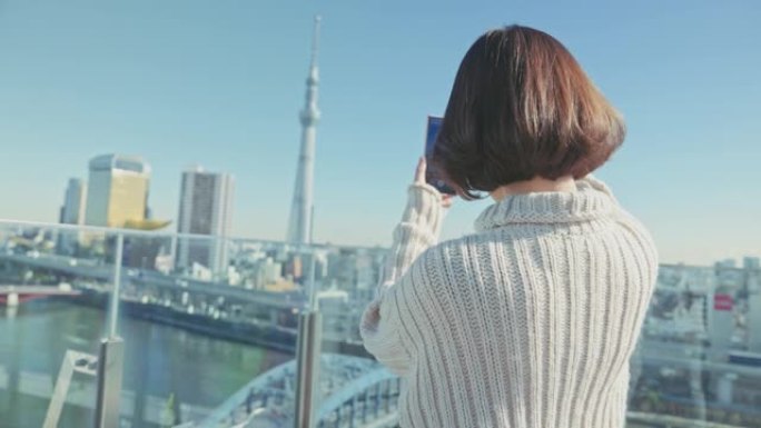 日本东京通过智能手机直播女性旅行博客