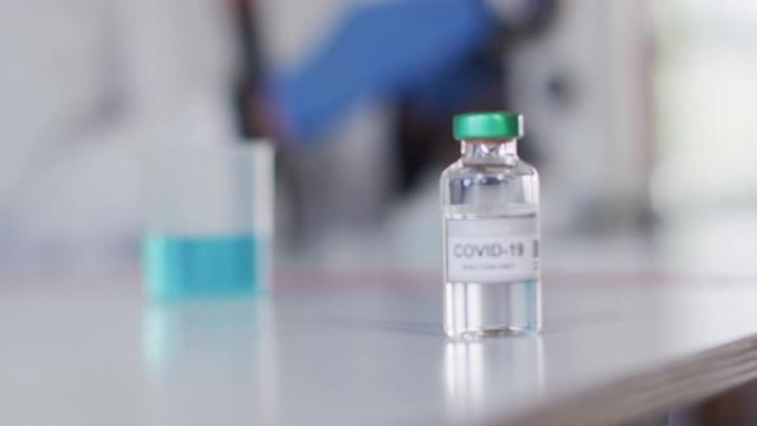 实验室桌上有新型冠状病毒肺炎文字的小瓶