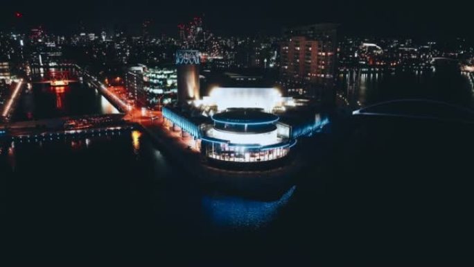 曼彻斯特晚上媒体城索尔福德码头的无人机视图