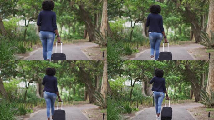 非裔美国妇女在公园戴口罩