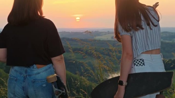 十几岁的女孩看着乡村风景的后视图