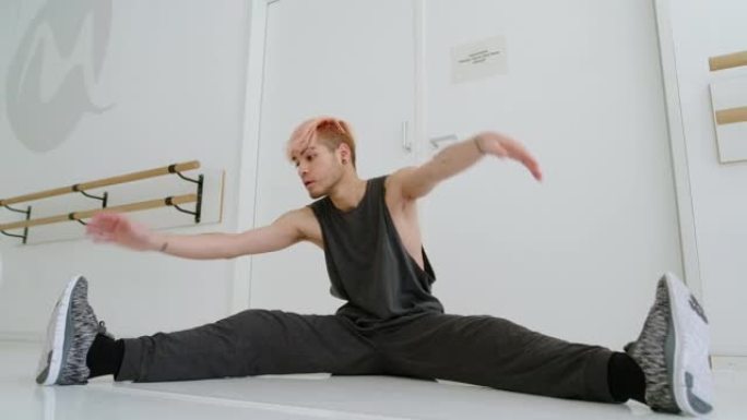 亚洲男子在健身房进行舞蹈锻炼之前进行热身运动