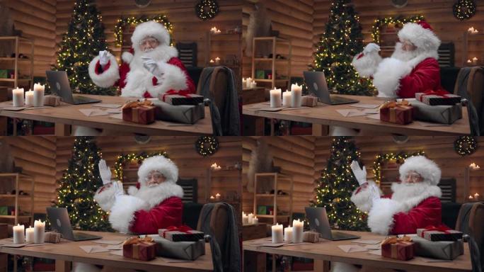圣诞老人坐在他装饰的办公室里，讲述这个故事，双手指着他，坐在圣诞节的室内