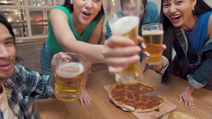 观点快乐的亚洲年轻人在家里享受晚宴和与朋友的视频通话问候，新的正常生活方式和社交距离概念