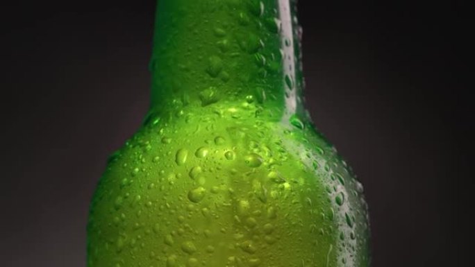 绿色冷瓶，配有啤酒、水或软饮料。装有水滴和冷凝水的瓶子。冷光精酿啤酒。旋转缩小镜头