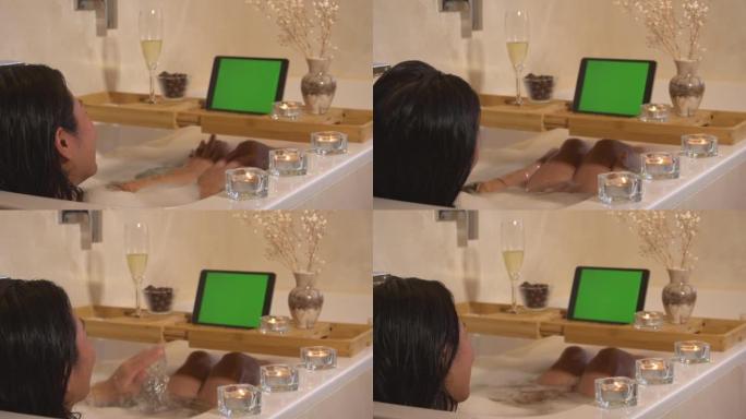 特写: 年轻的女士在泡泡浴中放松并通过在线视频通话聊天