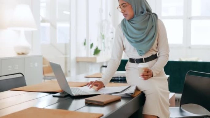 伊斯兰妇女，商务和笔记本电脑，用咖啡打字，计划和工作场所或办公室。女企业家，女士，并与初创公司，战略