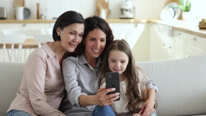 家人盯着手机屏幕笑，用手机应用