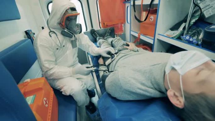 医生正在救护车上测量男孩的压力。冠状病毒，新型冠状病毒肺炎概念。