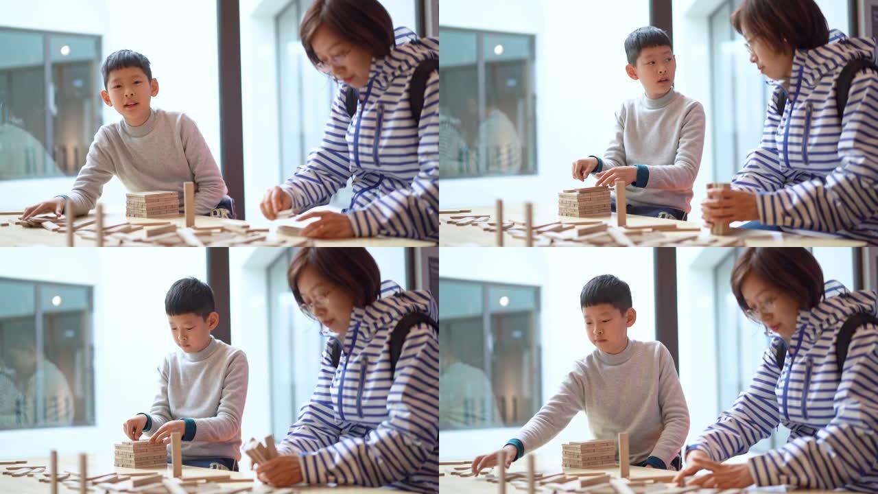 男孩和母亲用木块玩建筑游戏