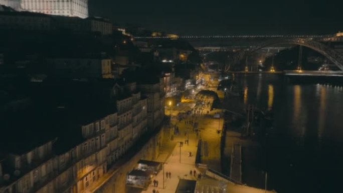 晚上葡萄牙波尔图老城概述的无人机视图。里贝拉河和杜罗河