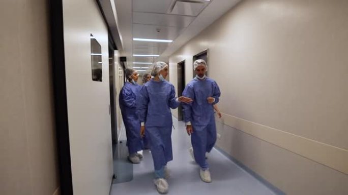 外科医生和实习生的多样化群体在手术后离开手术室