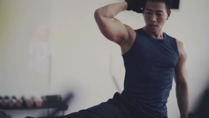 英俊的健美运动员拉伸韧带男人体魄亚洲男性