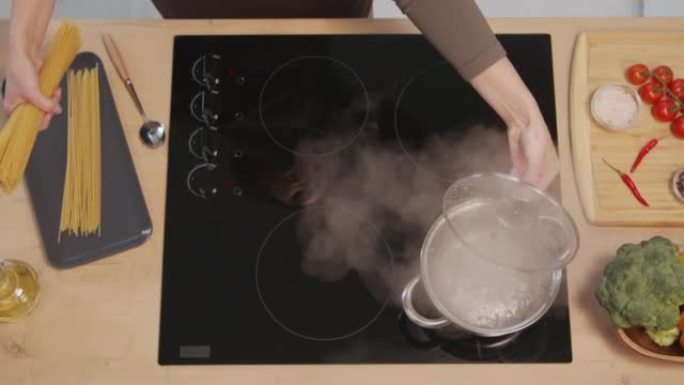 准备用开水在锅里煮意大利面的女人