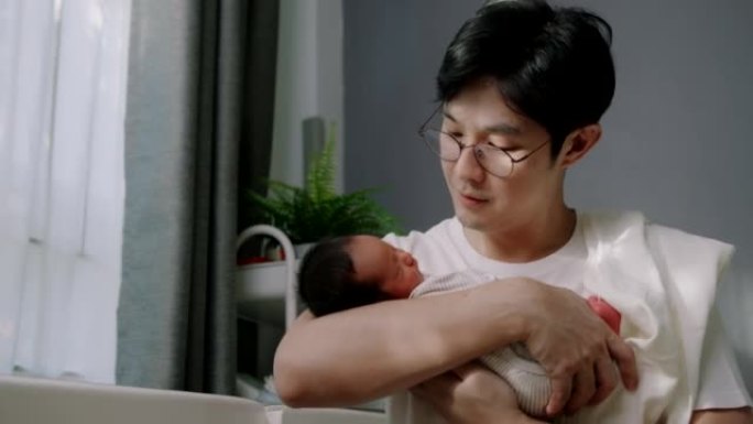 在新生婴儿与孩子有更好的联系后，特写父亲会休假。陪产假。他把刚出生的婴儿抱在家里。