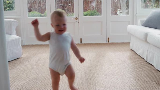 快乐的小男孩蹒跚学步探索家的乐趣好奇的婴儿穿过房子享受童年4k镜头