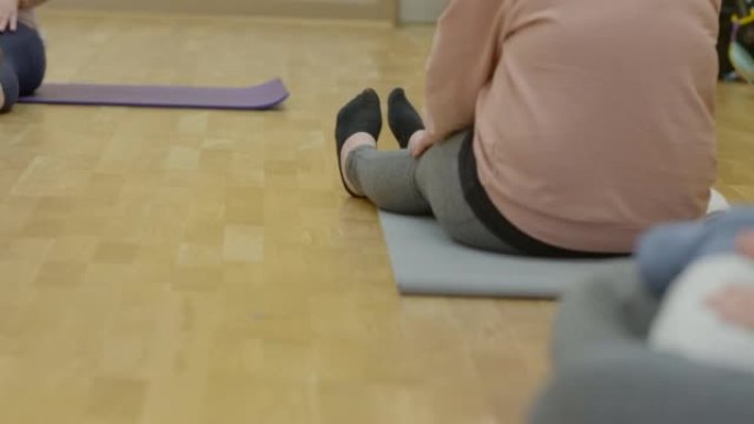 木乃伊瑜伽课居家瑜伽外国人健身