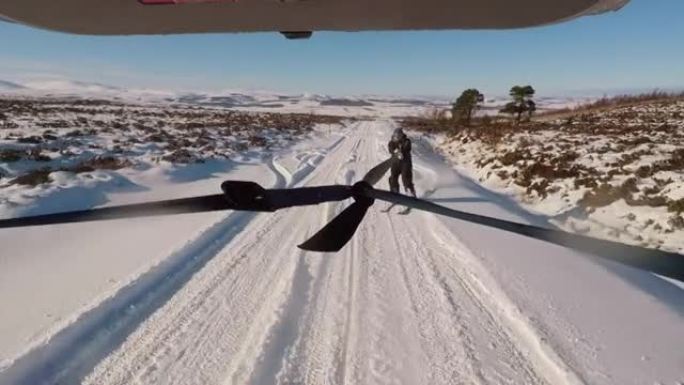 汽车上的快速滑雪挑战玩耍寒冷