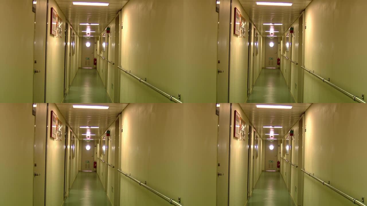 大型集装箱船内的走廊。