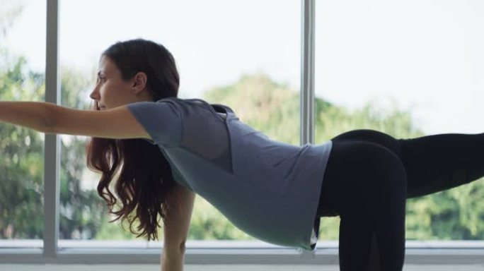 孕妇在家练习瑜伽教学有氧无氧