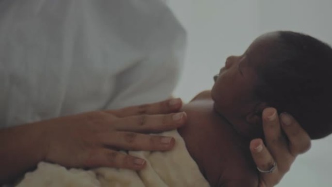 婴儿护理故事负责早产儿拍复产