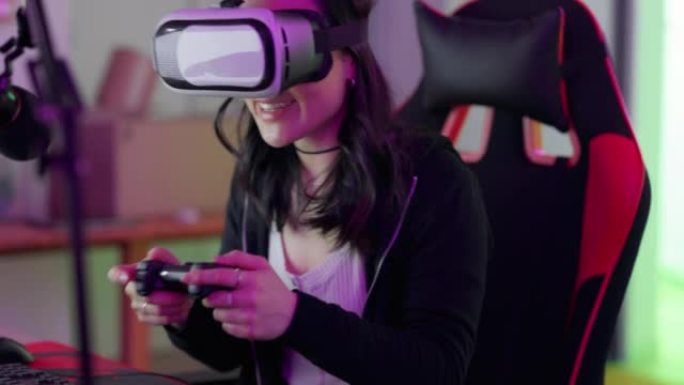 虚拟现实，玩家和女性直播她的游戏，虚拟现实和在线娱乐体验在一个房间。微笑，元宇宙和快乐的女孩有乐趣，