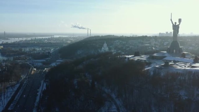 美丽的空中全景，著名的阳光明媚的冬季基辅地标，祖国纪念雕像对着汽车高速公路。
