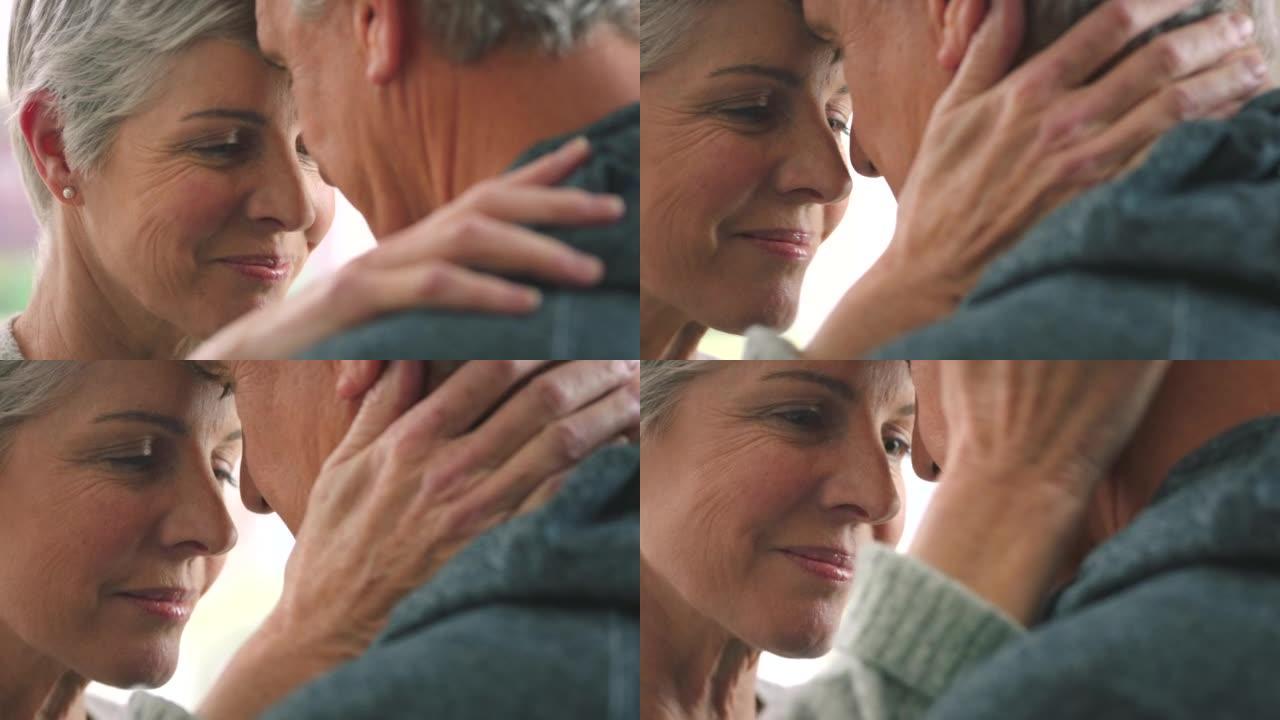 爱，原谅和老年夫妇在家里拥抱和联系在一起，分享感情和甜蜜的时刻。抱歉，成熟的男人和女人拥抱和热爱控制