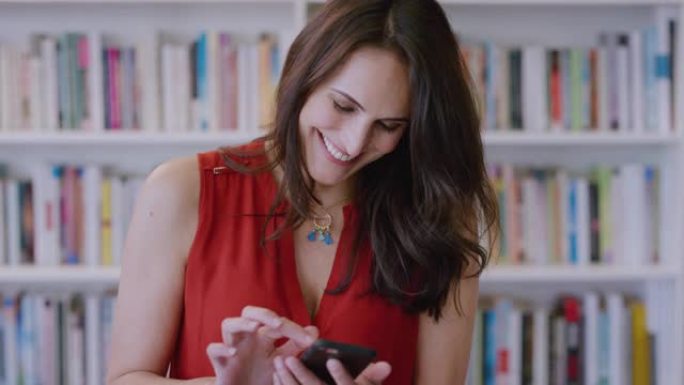 电话，社交媒体以及与一个笑着的女人在图书馆里输入短信的交流。与快乐的女性图书管理员在书店开玩笑时发短