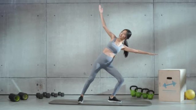 健身课程互联网视频与年轻的运动私人女教练展示伸展和瑜伽练习的身体平衡，耐力和力量。美丽的亚洲女性在线