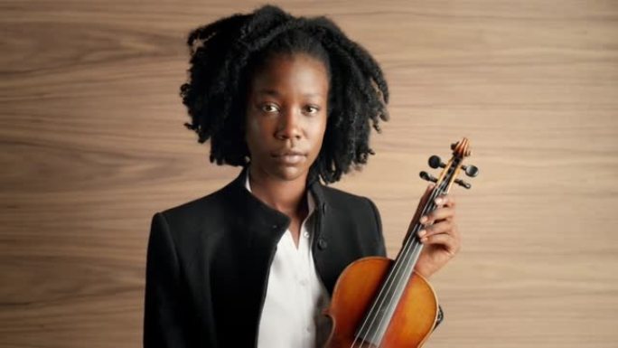 一名年轻女子拉小提琴的4k视频片段