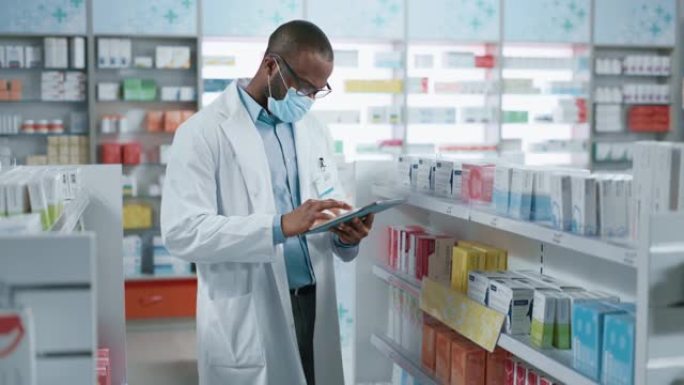 药房: 职业黑药师戴口罩的肖像使用数字平板电脑，检查库存的药品，药品，维生素，保健品在货架上。药店商