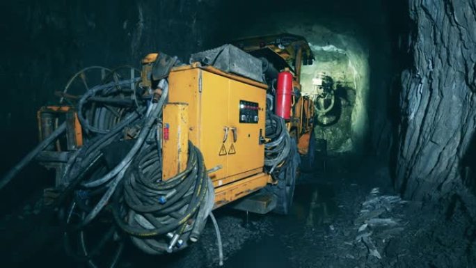 地下矿井内的掘进机