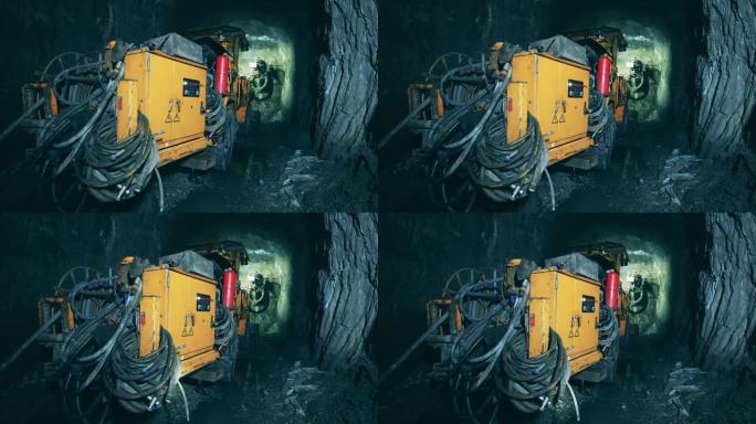 地下矿井内的掘进机