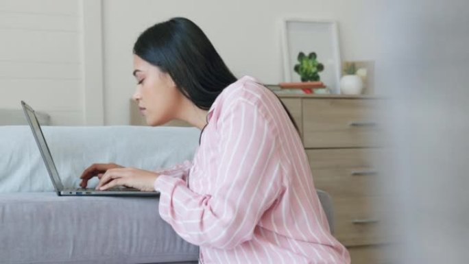 笔记本电脑规划，网络电子邮件和在互联网上工作的女性，阅读工作时间表和在家庭客厅写创造性工作的建议。远
