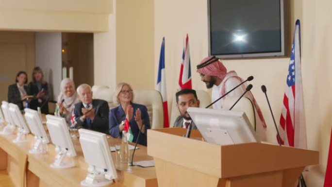 阿拉伯政治家在新闻发布会上发表演讲