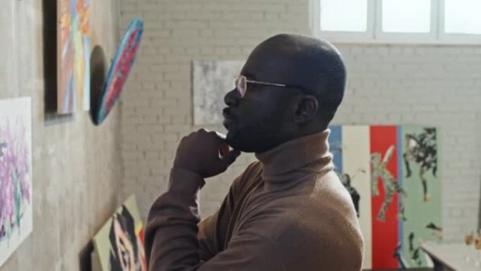 黑人在看绘画观看画展