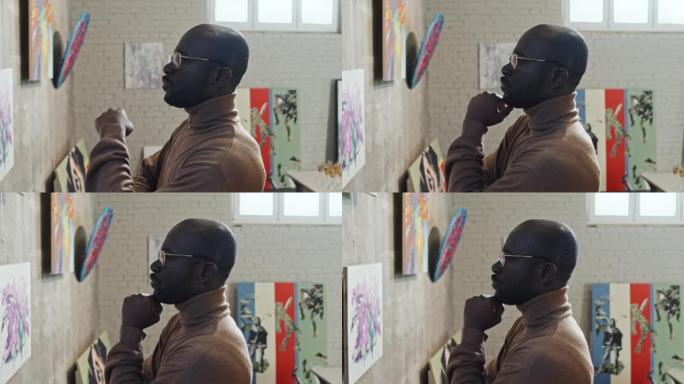 黑人在看绘画观看画展
