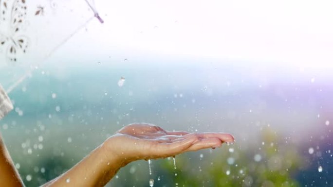 超级SLO MO无法识别的女人将她的手掌张开在雨滴上