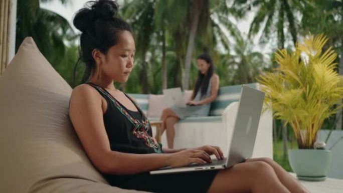 在笔记本电脑上工作的女性自由职业者