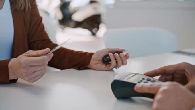 SLO MO女客户使用她的信用卡以非接触式方式支付新车的押金