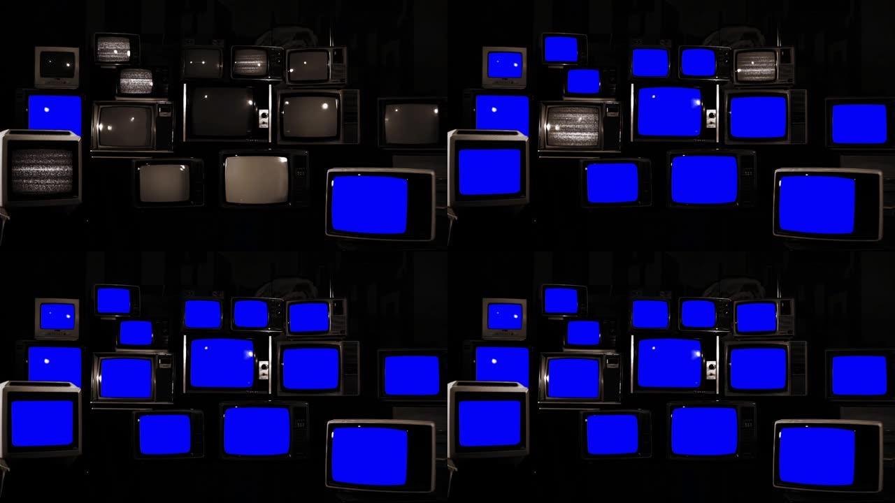 成堆的复古电视打开和关闭蓝色色度屏幕。您可以用所需的素材或图片替换蓝屏。您可以在After Effe