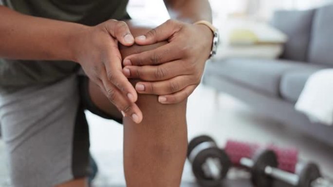 手部，健康和黑人在锻炼或训练事故后在家中膝盖疼痛。运动，健康和男性按摩腿部损伤，纤维肌痛或肌肉紧张运