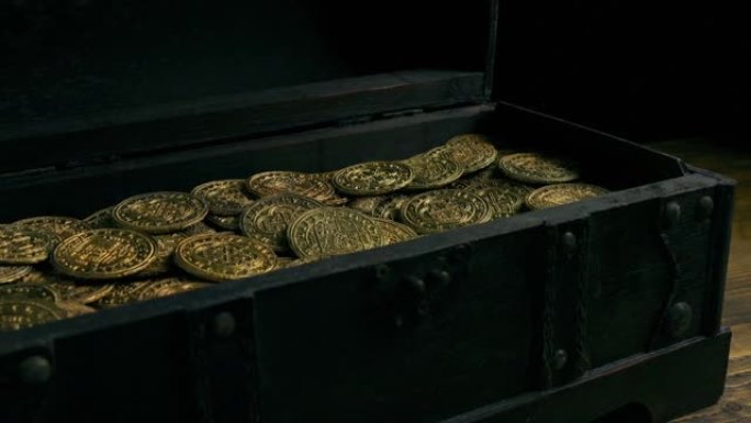 宝箱开满黄金特写国外宝盒国外金币古董
