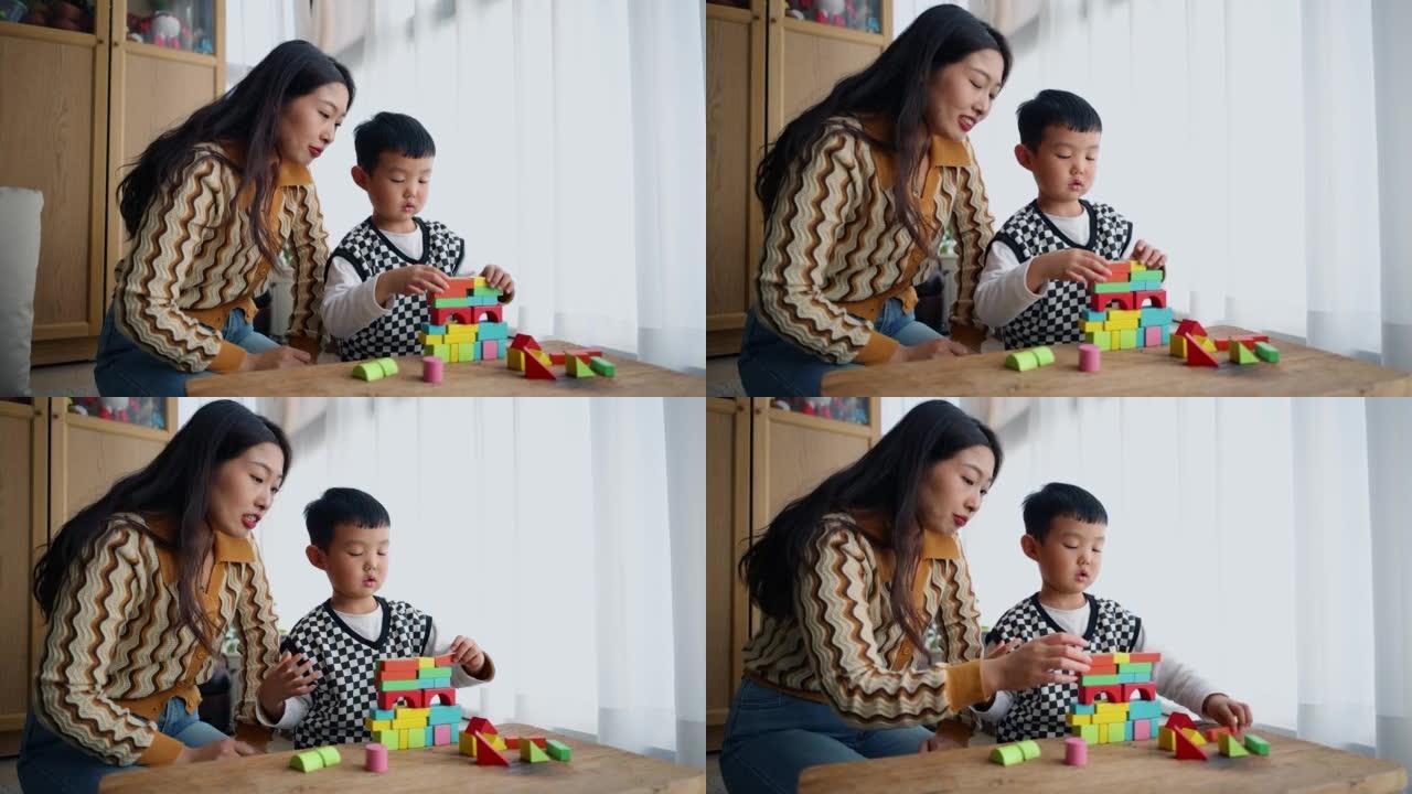 小男孩和妈妈在玩彩色玩具积木